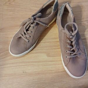 Neutraluzer Women's Tan Snakeskin  Casual Sneakers Size 9.5